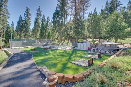 Mountain cabin with fireplace, rec center access & game room - near downtown