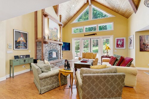 UUSI LUETTELO! Mountain Cabin w / kaasutakka, uima-allas, pääsy rec keskus