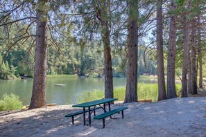 Outdoor dining - Mountain cabin with fireplace, rec center access & game room - near downtown (Arnold)