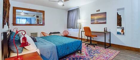 1 habitación, escritorio, tabla de planchar con plancha y wifi