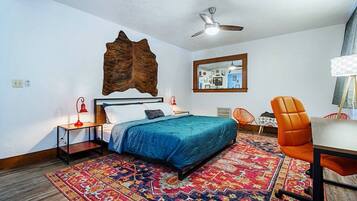 1 habitación, escritorio, tabla de planchar con plancha y wifi