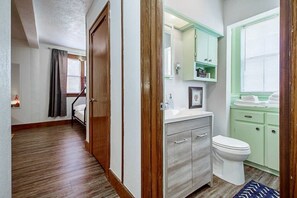 Bañera, secador de pelo y toallas