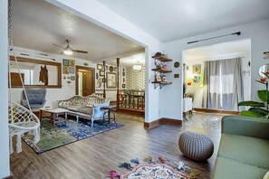 Una televisión, una oficina