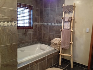 Dusche, Whirlpool, Handtücher, Seife