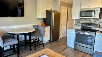 Refrigerador con congelador, microondas, horno y parrilla de estufa