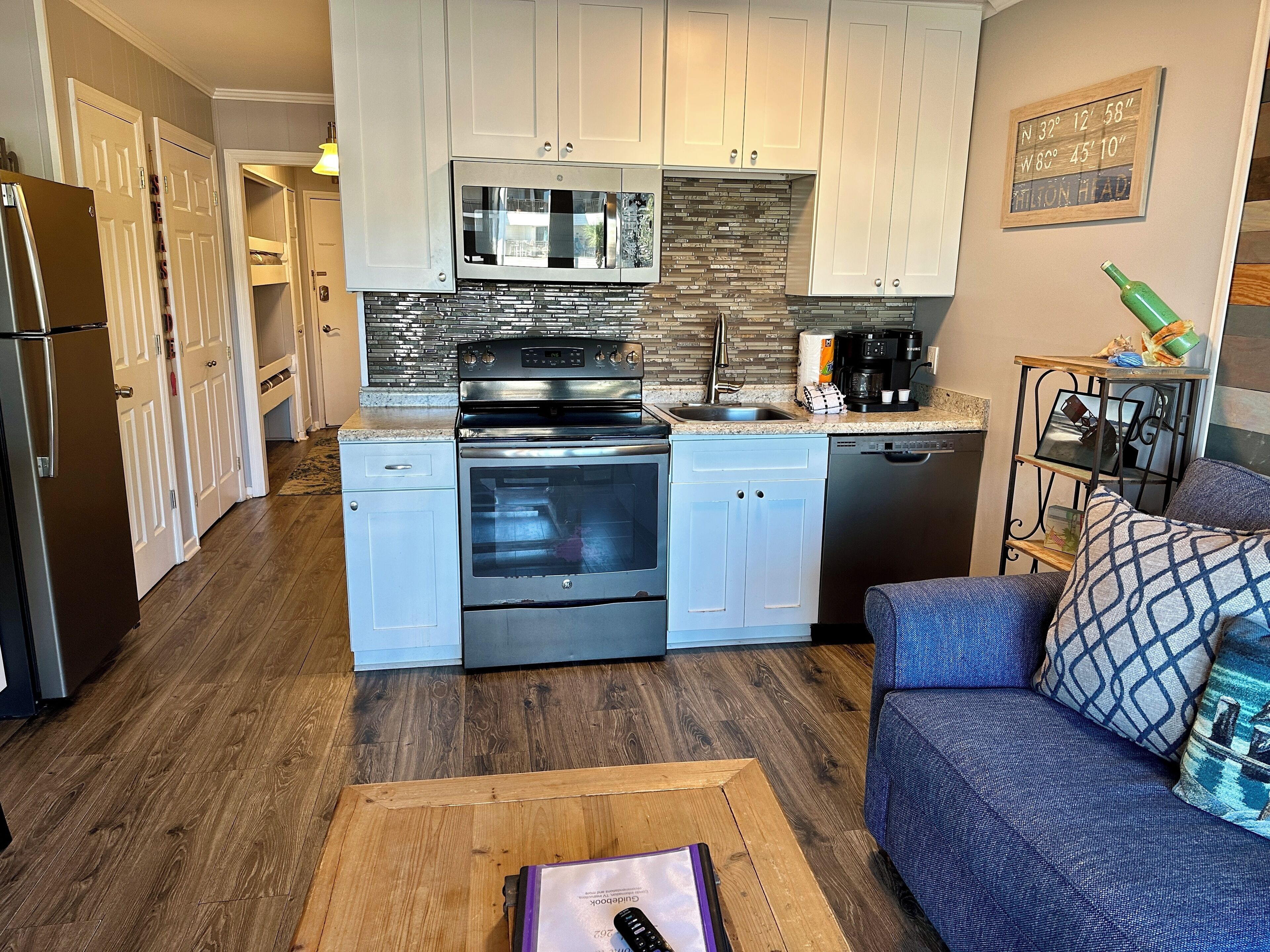 Refrigerador con congelador, microondas, horno y parrilla de estufa 