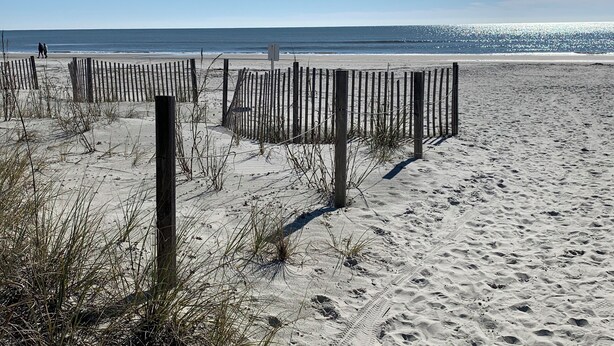 On the beach - Seabatical-Beautiful ocean view! w/new bikes & Chairs (Hilton Head Island)