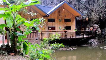 Bed in 10-bed Mixed Dormitory | Living area