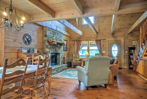 Smart TV, caminetto, lettore DVD, tavolo da ping pong