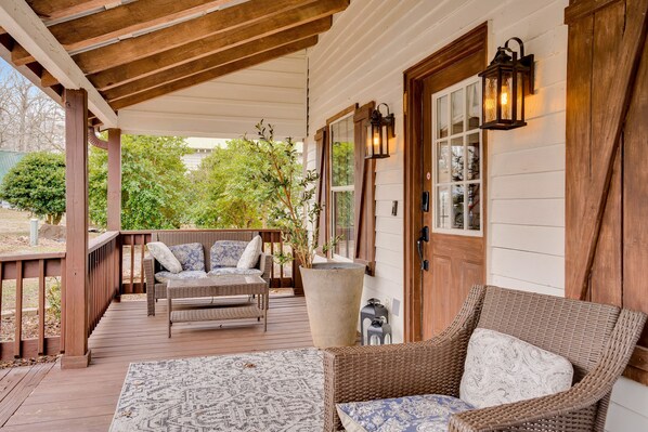 Terrace/patio - CABIN ON LAKE W/KAYAK, PADDLE BOAT, FIRE PIT, ARCADE & WIFI AT BASE OF MOUNTAIN (Rising Fawn)