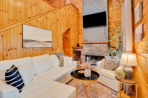 Smart TV, fireplace, DVD player, video library - CABIN ON LAKE W/KAYAK, PADDLE BOAT, FIRE PIT, ARCADE & WIFI AT BASE OF MOUNTAIN (Rising Fawn)