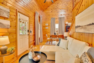 CABIN ON LAKE W/KAYAK, PADDLE BOAT, FIRE PIT, ARCADE & WIFI AT BASE OF MOUNTAIN