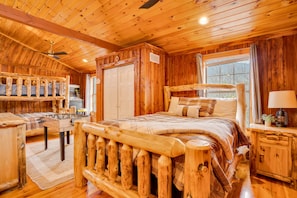 2 bedrooms, iron/ironing board, free WiFi, bed sheets - CABIN ON LAKE W/KAYAK, PADDLE BOAT, FIRE PIT, ARCADE & WIFI AT BASE OF MOUNTAIN (Rising Fawn)