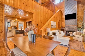 Smart TV, fireplace, DVD player, video library - CABIN ON LAKE W/KAYAK, PADDLE BOAT, FIRE PIT, ARCADE & WIFI AT BASE OF MOUNTAIN (Rising Fawn)