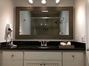 Hair dryer, towels, soap, toilet paper - Ocean Dunes 305🌴270 Degree Direct Ocean Front+View With 2En Suite+King & 2Bikes (Hilton Head Island)