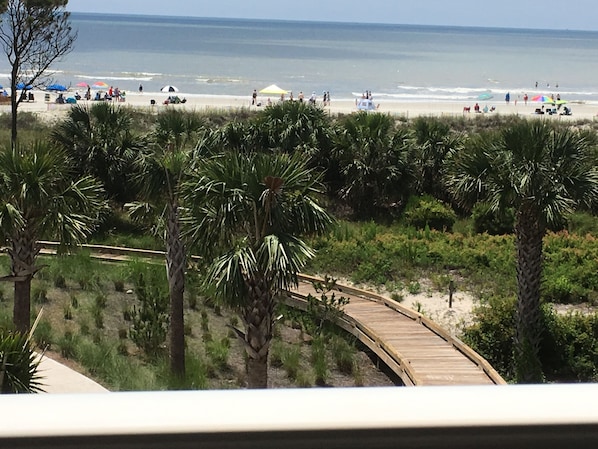 Sur la plage, chaise longue