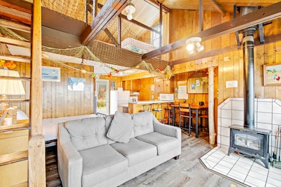 Cozy oceanfront cabin on the beach with views - dog friendly