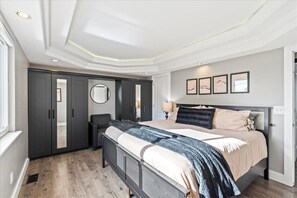 5 habitaciones, escritorio y tabla de planchar con plancha 