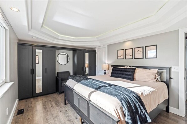 5 bedrooms, desk, iron/ironing board, travel crib