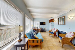 Fernseher, Kamin, DVD-Player