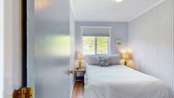 2 soverom, strykejern/-brett, internettilgang og sengetøy