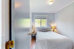 2 bedrooms, iron/ironing board, internet, bed sheets