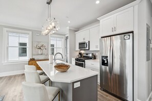 Jääkaappi, mikroaaltouuni, uuni, liesi