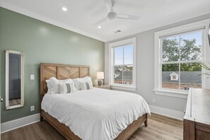 2 makuuhuonetta, työpöytä, silitysrauta/-lauta, vauvan matkasänky