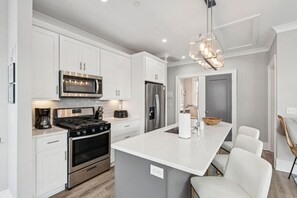 冷蔵庫、電子レンジ、オーブン、コンロ