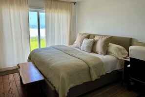 2 makuuhuonetta, tallelokero huoneessa, työpöytä, silitysrauta/-lauta