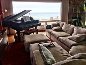 Play a 1930ies Knabe & Co piano with a view. 