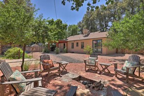 Terrace/patio - Charming Main Street Cottage: Your Historic Gateway to Zion National Park! (Kanab)
