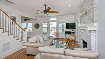 Smart TV, caminetto, lettore DVD, libri