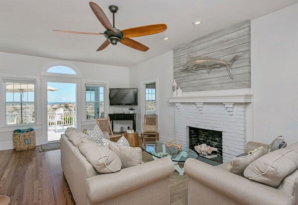 Smart TV, chimenea, reproductor de DVD y libros 