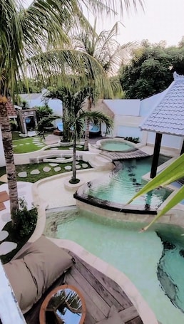 Royal One-Bedroom Villa with Lagoon Private Pool | ํ
๋ผ์ค/ํํฐ์ค