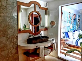 Bañera y ducha independientes, bañera profunda