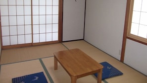 Cortinas opacas, wifi gratis, ropa de cama