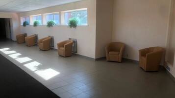 Coin salon dans le hall