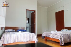 Phòng 3, nhiều giường, phòng tắm riêng | Bàn, khu vực làm việc phù hợp cho laptop, bàn ủi/dụng cụ ủi quần áo