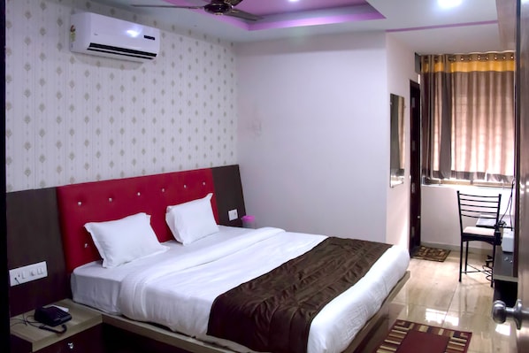 Premium bedding, in-room safe, blackout curtains, soundproofing