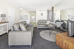 Superior Apartment, 1 King Bed | Living area | 32-inch flat-screen TV with digital channels, TV - Ocean views 27 (Airlie Beach)