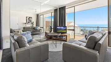 Apartemen Superior, 1 Tempat Tidur King | Area keluarga | Televisi layar datar 32-inci dengan saluran TV digital dan TV