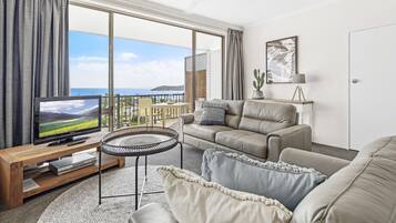 Superior appartement, 1 kingsize bed | Woonruimte | Een 32-inch flatscreentelevisie met digitale zenders en televisie