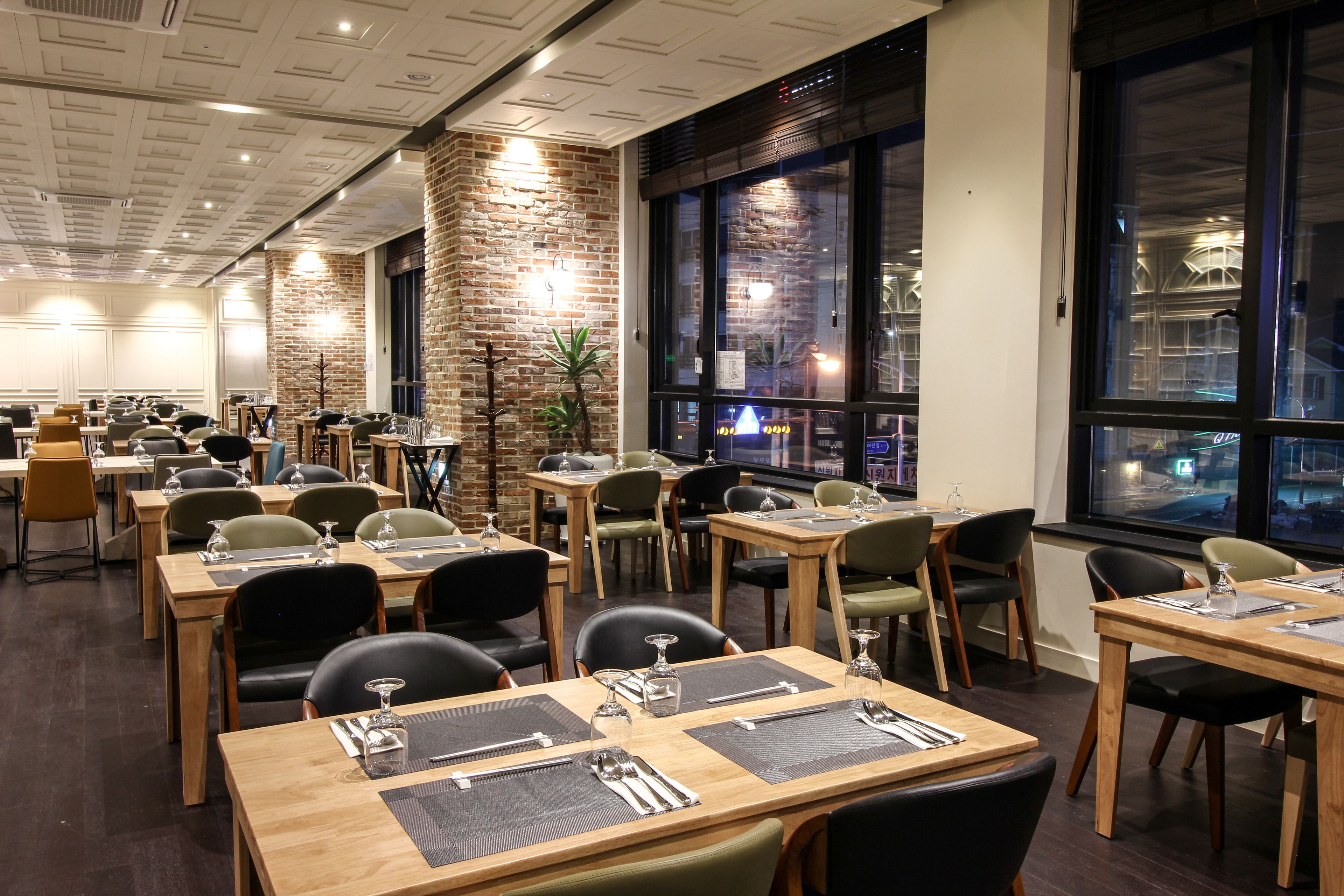 buffet breakfast on weekends (krw 32000 per person)