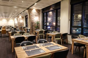 Bữa sáng buffet với phụ phí nhỏ vào ngày cuối tuần 