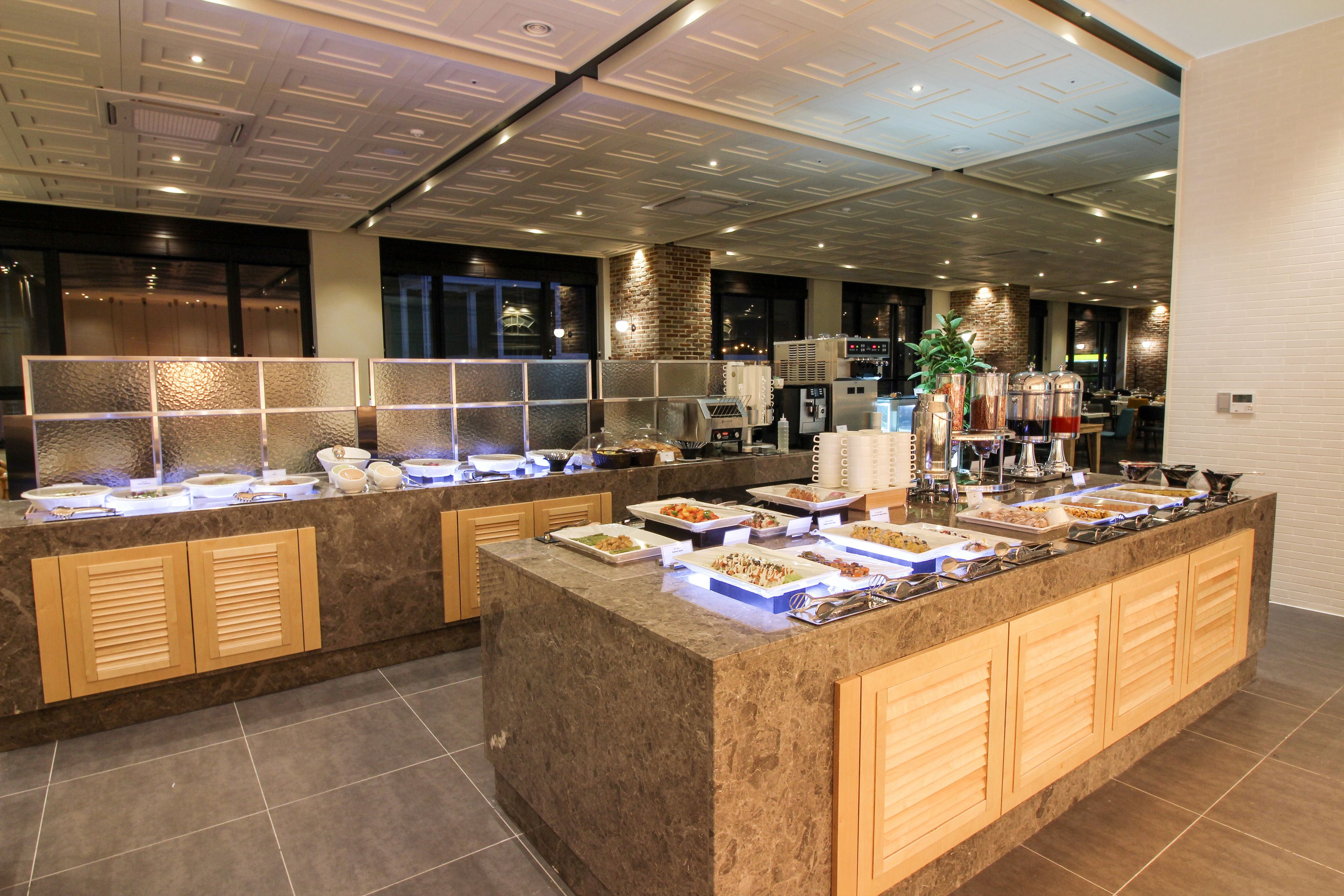 buffet breakfast on weekends (krw 32000 per person)