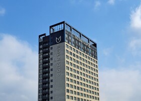 Un edificio alto con el nombre "Golden Tulip" en su fachada.
