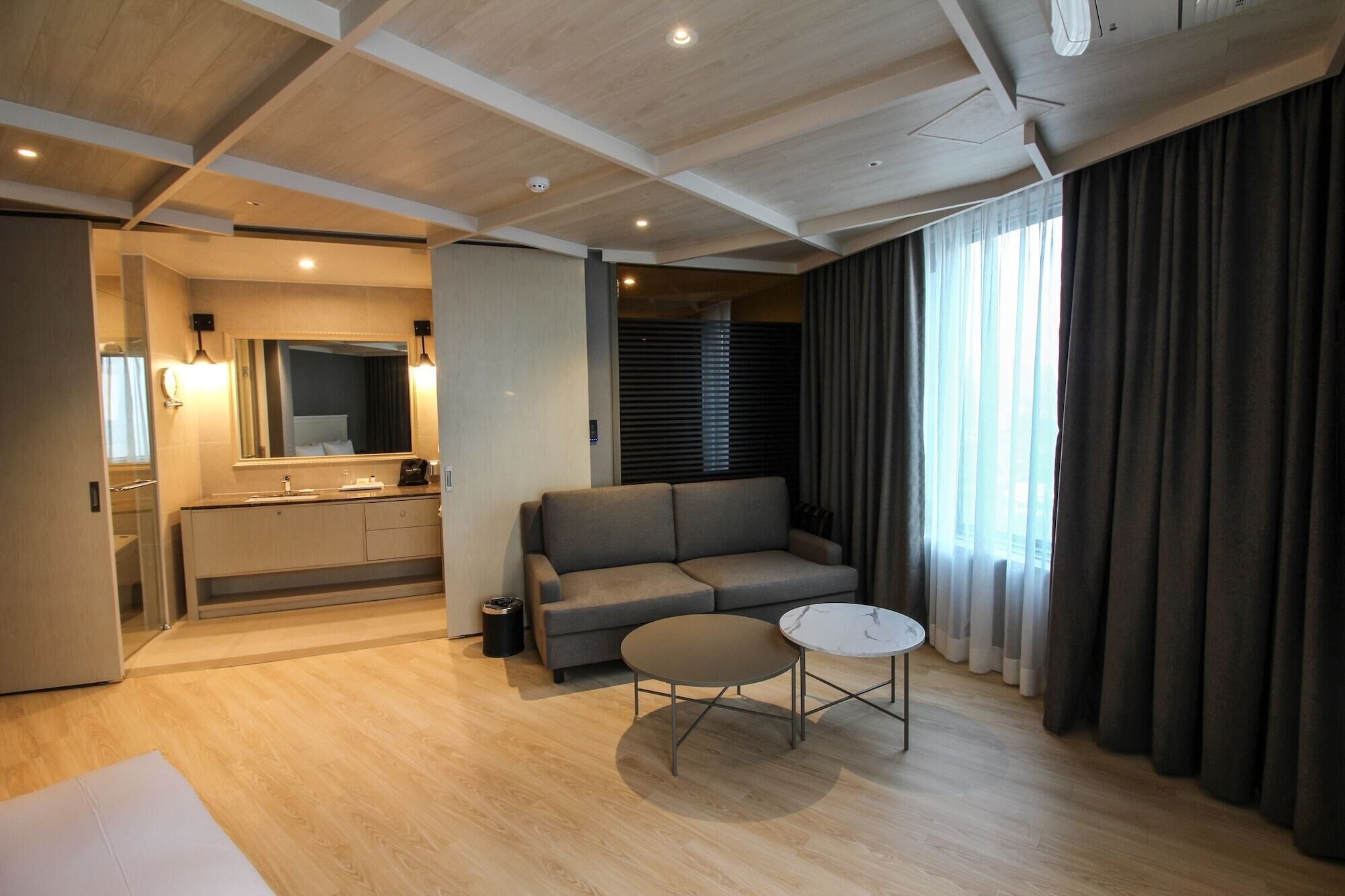 43-inch flat-screen tv with cable channels, tv