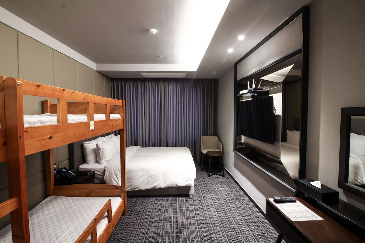 Deluxe Quadruple Room (Randomly assigned bed type) | In-room safe, blackout drapes, free cribs/infant beds, free WiFi