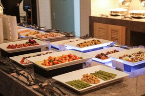 Buffet breakfast on weekends (KRW 32000 per person) - Golden Tulip Ever Yongin (Yongin)